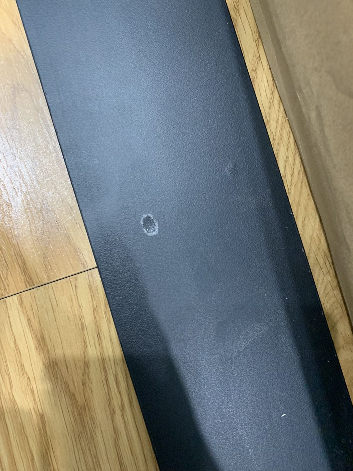 Giao hàng nhanh, hàng nguyên hộp tuy nhiên gỗ bị tróc trong quá trình xuất. Nhưng đánh giá là tốt khi có sẵn vít và lục giác nên dễ lắp. Tuy nhiên bàn hơi yếu nên để đồ thôi chứ ngồi thì sẽ bị rung. Nhưng trong tầm giá này thì lhas ổn