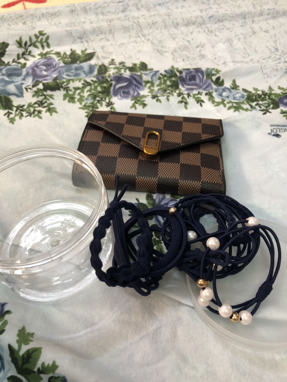 Dây cột tóc dễ thương, mềm mại đủ 12 kiểu,lại có hộp đựng gọn gàng , rất Ok.