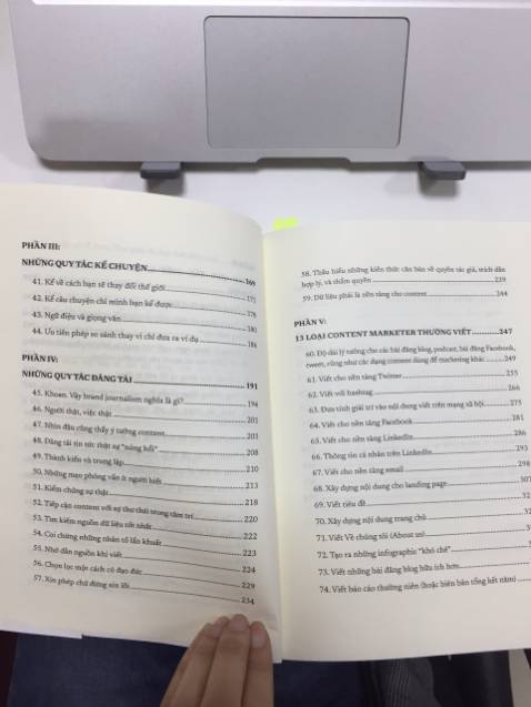 Sách cung cấp những thông tin hữu ích về cách làm sao để viết hiệu quả hơn. Tác giả không những chỉ ra những lỗi cơ bản như ngữ pháp, cách dùng từ, mà còn cung cấp một bảng gồm các content phổ biến và số lượng từ phù hợp để tối ưu content đó. Tác giả chia sẻ rất nhiều kinh nghiệm của mình, chỉ dẫn cách viết để chạm tới người đọc, tạo ra những content lấy lợi ích của người đọc đặt lên hàng đầu. Đặc biệt là ở phần V và VI có những lời khuyên của tác giả để sáng tạo nội dung cho nhiều nền tảng đa dạng cũng như các công cụ phù hợp với mục đích của mỗi nền tảng đó. Tóm lại là nên đọc, mình nhiệt liệt recommend!