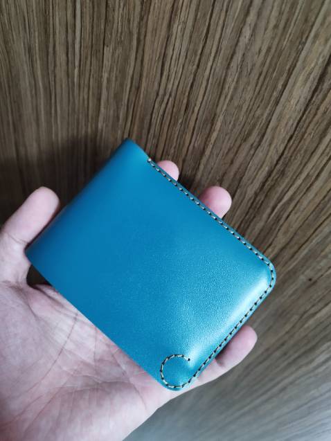 Mình dùng 2 cái ví sen 3. Thấy cái 4 mua thử. Nhưng thực sự thì vẫn thấy cái 3 ổn hơn. Cái 4 này chỉ đựng được thẻ NH..., Thẻ lớn như bhxh là ko dc. Dầy hơn khi bỏ cùng lượng thẻ, tiền so với vs 3