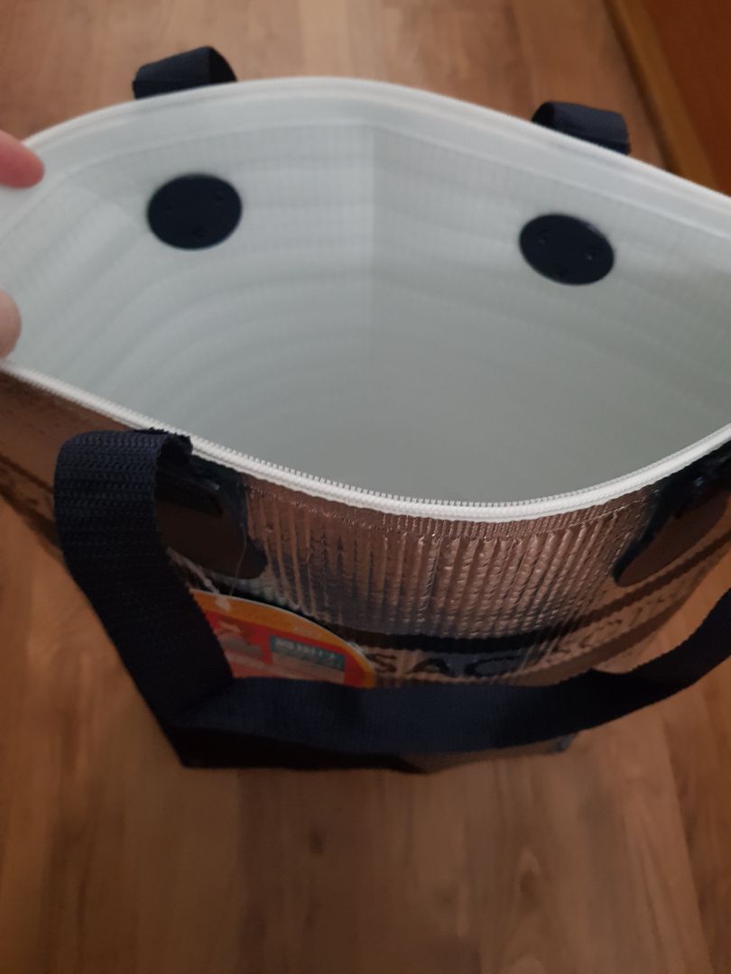 túi gọn nhẹ, có dây khóa kéo tiện lợi, bên trong giữ nhiệt nên để cơm hay đồ ăn đi picnic rất tiện, giá mua khuyến mãi nên khá rẻ, còn về độ bền thì phải dùng một thời gian mới đánh giá được.