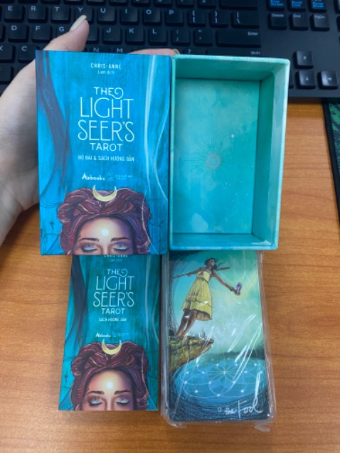 Bộ bài nhỏ xíu thấy cưng 😂, bất ngờ luôn, canh sale 50% chốt liền, màu đẹp, bài trơn mượt, dày, nhỏ gọn nên cũng dễ xào. Sách cũng nhỏ, hướng dẫn 2 khía cạnh của lá bài, hộp bài nhỏ cũng tiện bỏ túi xách, giao hàng nhanh hơn dự kiến