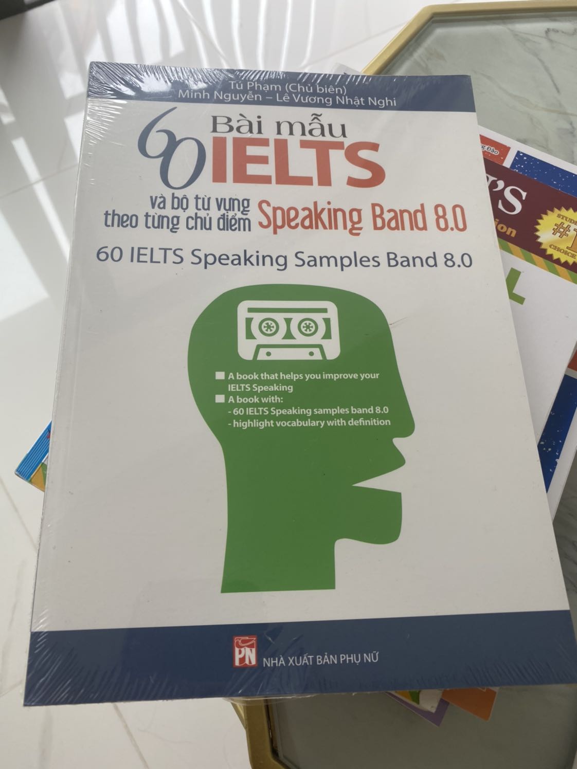 Mình mua đủ 2 cuốn của bộ sách. Nhưng nói thật là khó đọc khó hiểu và khó nhớ. Cảm thấy từ vựng quá khó và không thông dụng. Nên có bài audio nghe kèm sẽ dễ học hơn.