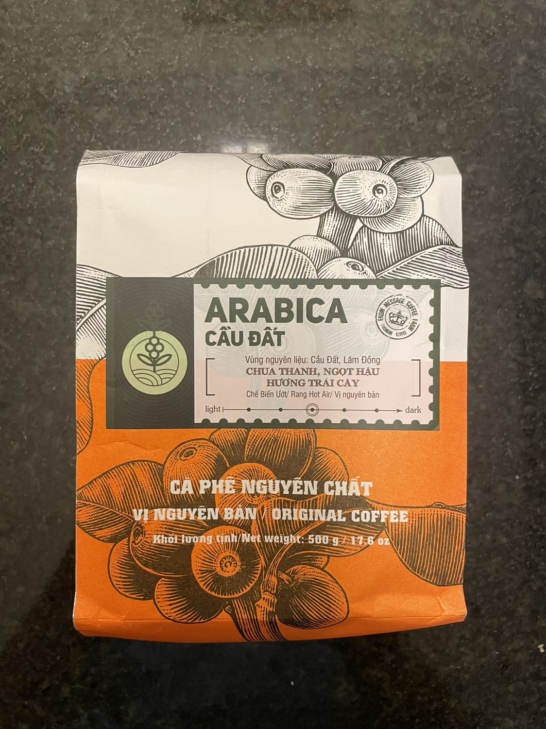 Đóng gói tinh tế và đáng yêu dễ sợ. Từ lời nhắn dán trên thùng gửi shipper cho đến thông điệp gửi khách hàng, kèm theo hướng dẫn sử dụng và bảo quản cafe. Chưa nói đến chất lượng cafe nhưng những chăm chú tiểu tiết cho đơn hàng của các bạn xứng đáng có 5 sao.