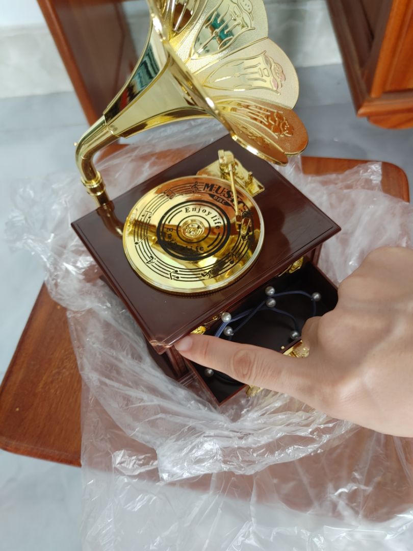 shop ơi, rất buồn, khi mở ra, phần góc của hộp bị gãy. yêu cầu shop đổi mới, vì đây là qua tặng sinh nhật