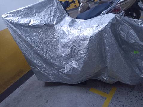 Sản phẩm rất chất lượng, lớp vải dù màu bạc bên ngoài, có một lớp vải mềm bên trong nữa, kích thước trùm kín đc xe tay ga của mình. Shop đóng gói cẩn thận, giao hàng nhanh chóng