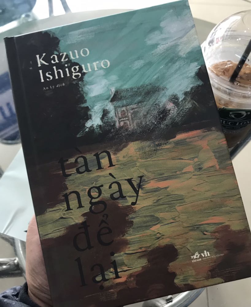 Một tác phẩm xuất sắc của nhà văn Anh gốc Nhật từng đoạt giải Nobel. Đã bị cuốn hút bởi cuốn Mãi Đừng Xa Tôi nên tôi háo hức muốn đọc tiếp cuốn này. Thú thực là sau khi đọc chừng 1/4 cuốn sách tôi đã phải đấu tranh là dừng lại hay đọc tiếp vì tiết tấu chuyện chậm, buồn, cho dù lời văn rất đẹp.
Và, khi tôi đọc hết, tôi thầm cám ơn bản thân mình là có quyết định sáng suốt khi đặt niềm tin vào Kazuo, người từng đoạt 2 giải thưởng văn chương danh giá của văn học thế giới, giải Nobel cho thành tựu đóng góp của tác giả với nền văn học thế giới (2017) và Man Booker cho tác phẩm Ngày Tàn Để Lại (1989).

Một cuốn sách xứng đáng có mặt trên kệ sách của mọi nhà.

Tiki ship siêu tốc đúng hẹn. Sách bìa cứng đẹp long lanh không tì vết, bìa cưng xỉu - nhìn như 1 bức tranh sơn dầu gam màu tối u sầu, rất hợp với cốt truyện.