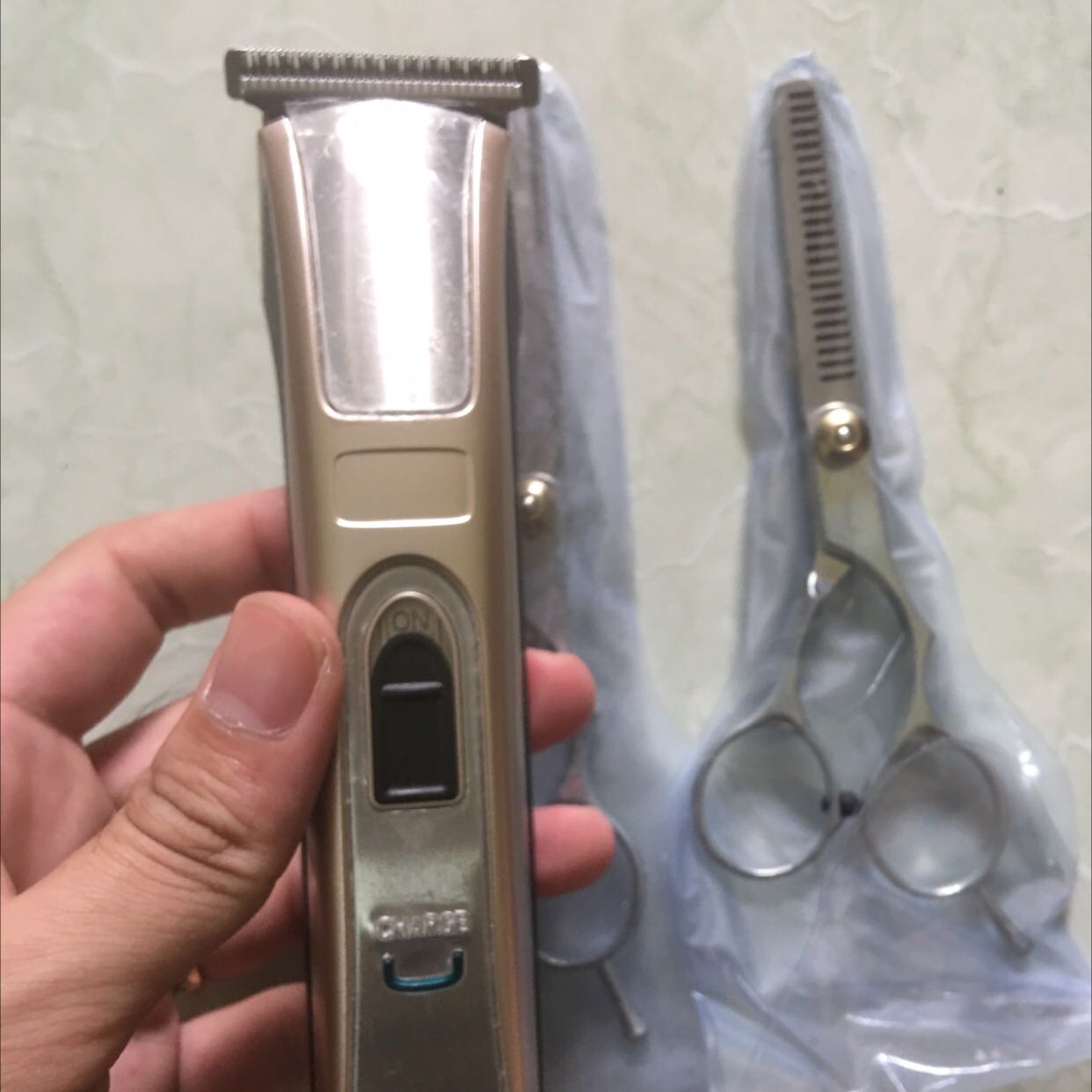 Thấy anh bạn ở công ty mua chất lượng ok nên mua về dùng gia đình. Thấy sp cầm vừa tay. Cắt bén máy chạy khoẻ….
Lưỡi cắt sát. Đang mua