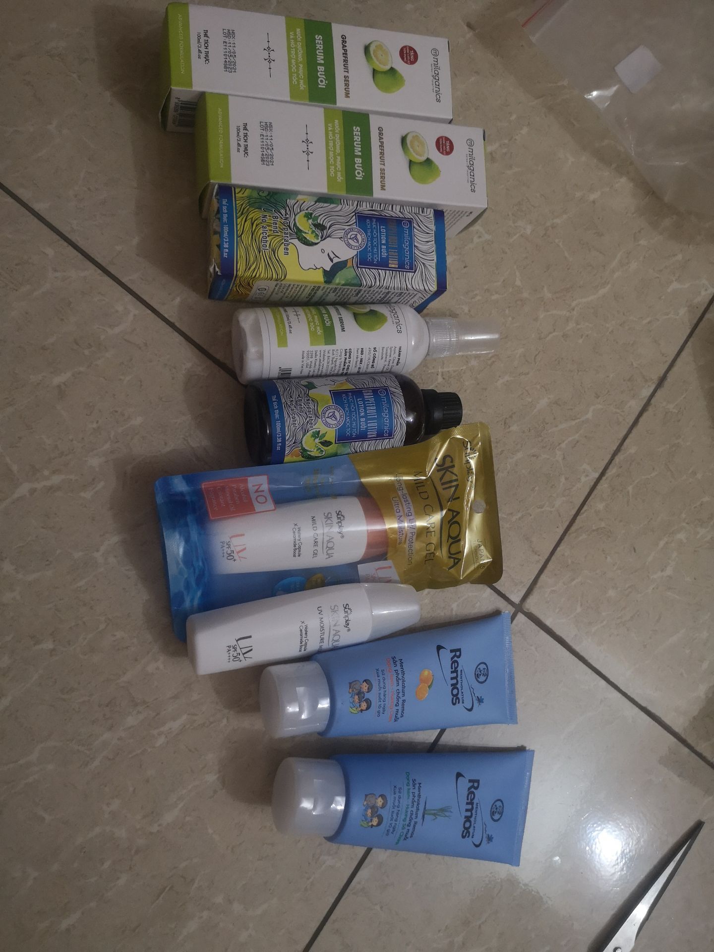Mình thích TIKI, sản phẩm date mới.
Dạng milk, dạng gel đều dùng rất ổn. Mình dùng để thoa trên cổ và body, nên ok. 
Lưu ý cho các bạn là, khi cho vào giỏ hàng có quà kèm là túi thì giao hàng mới có túi.
Deal này mình mua k để ý, nên k có túi, chắc hết quà.