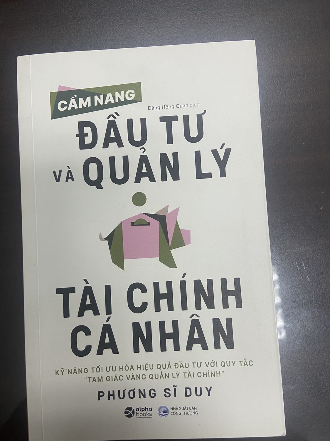 Tiki giao hàng nhanh. Về nội dung: Bên cạnh sách cha giàu cha nghèo thì cuốn này viết về tài chính cá nhân rất hay dành cho những ai không chuyên về tài chính. Cung cấp một cái nhìn tổng quát về quản lý thu - chi, lên mục tiêu và phân bổ ngân sách theo từng giai đoạn trong cuộc sống và mức độ chấp nhận rủi ro. Kiến thức rất cơ bản dễ hiểu, phần đầu tư thì hơi phức tạp liên quan đến cổ phiếu, quỹ bảo hiểm thì hơi khó đọc phải tìm hiểu chuyên sâu từng phần. Tác giả người đài loan nên có những thứ không giống ở Việt Nam, nhưng nguyên lý và bản chất thì ở đâu cũng giống nhau. Chúc mọi người coa được nhiều kiến thức bổ ích và áp dụng thành công vào cuộc sống.