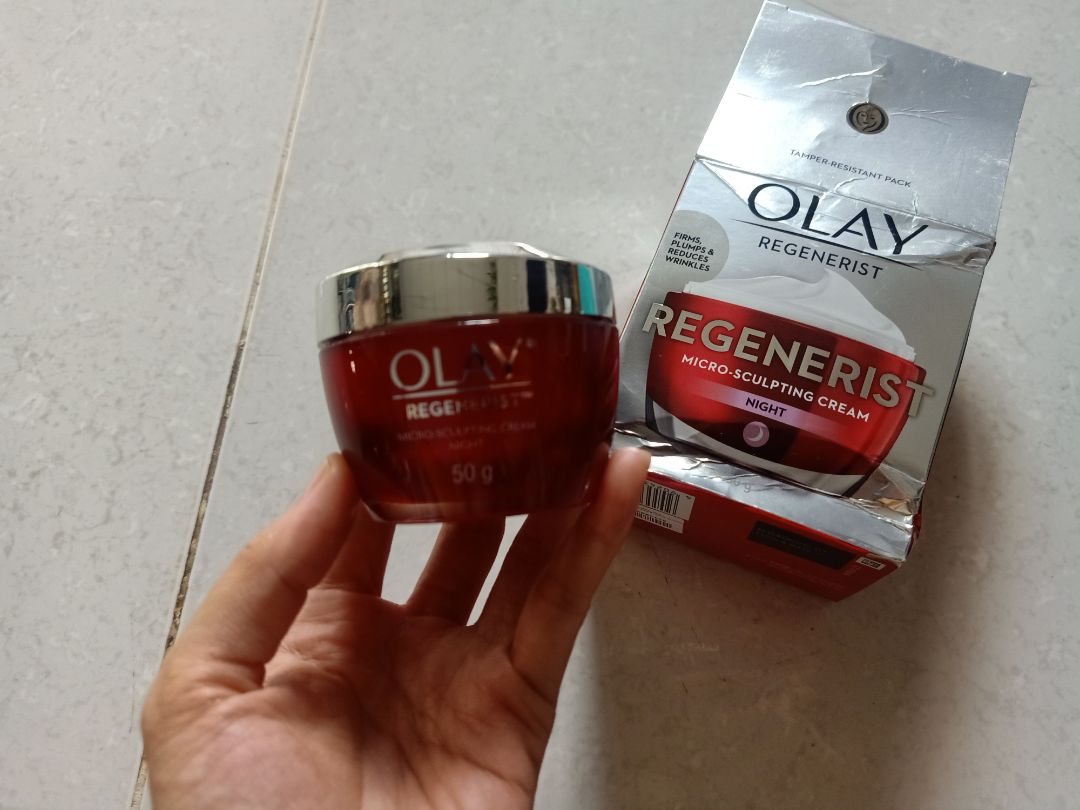Giao nhanh nhưng hộp bị móp méo hết hồn luôn á 😨 dù thấy Olay đã gói hàng có chèn thêm giấy rồi mà hủ kem vẫn bị lật ngả nghiêng ở bên trong hộp luôn. Mở ra có mùi kì kì. Mình xài Olay cũng vừa hết 1 hủ buổi sáng, hủ buổi tối vẫn đang xài thấy tốt nên mua thêm để sẵn. Sao lần này nó có mùi lạ lạ, không yên tâm lắm ạ.