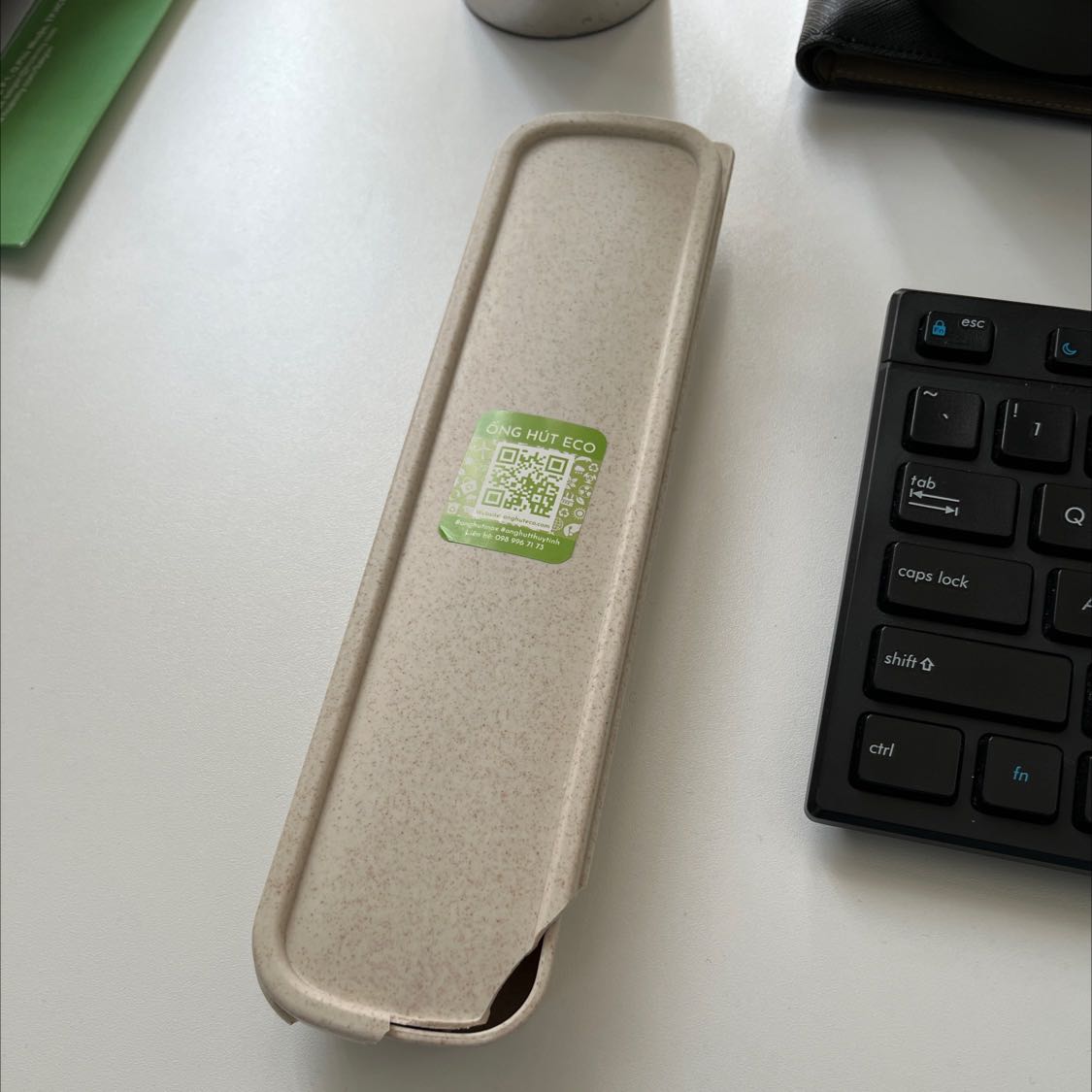 Mới nhận hàng thì thấy bị vỡ mất 1 góc, nhưng thôi ko sao, dùng tạm.Tiki giao siêu nhanh