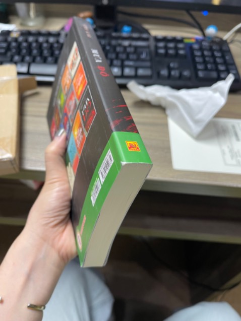 Sách không seal, rách gáy, xước huhu. Buồn thật sự