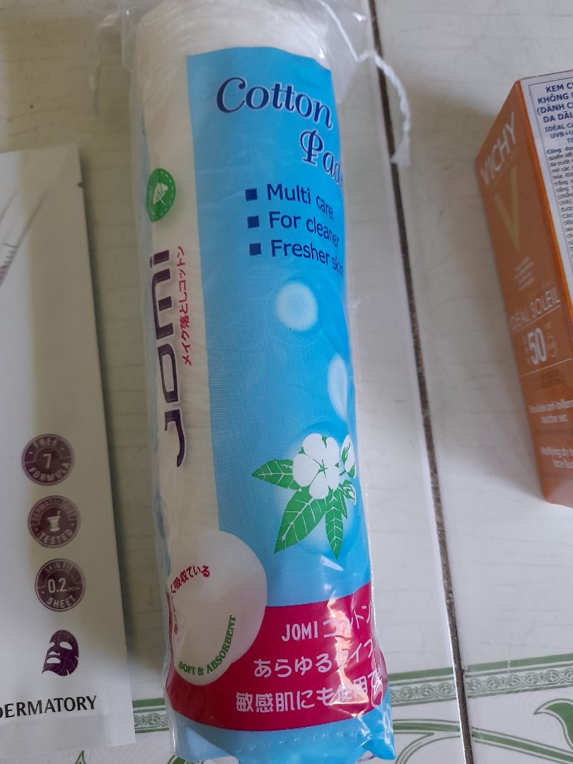 sản phẩm dùng tốt. không gây nhờn rít. đánh cũng lên tông nhẹ. không trôi. không dít khẩu trang như loại trước mình dùng. có kèm theo quà tặng. mình rất thích. gói hàng cẩn thận. cảm ơn shop