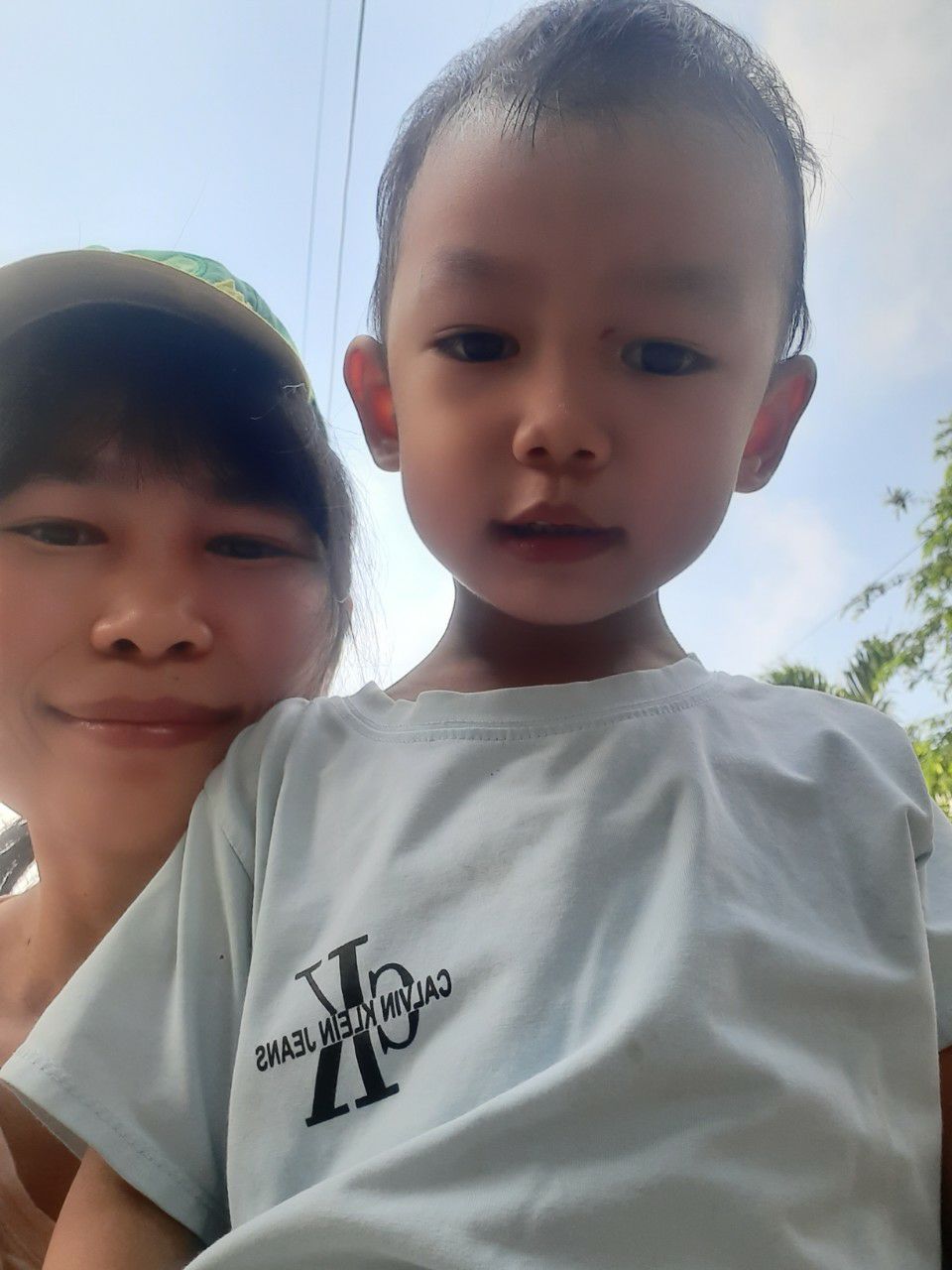 Trước giờ mình dùng thuần mộc tiếp nhỏ hơn, khi nhận của tiki mình lo lắng k biết phải hàng nhái hay k, nên chưa phản hồi sản phẩm, tuy nhiên sau 3 ngày khi bôi thuần mộc thì mình thấy của tiki bán sản phẩm tốt, bé mình bị ngứa quanh cổ, xoa vào đã lặn vết ngứa đỏ. Sẽ tiếp tục ủng hộ tiki