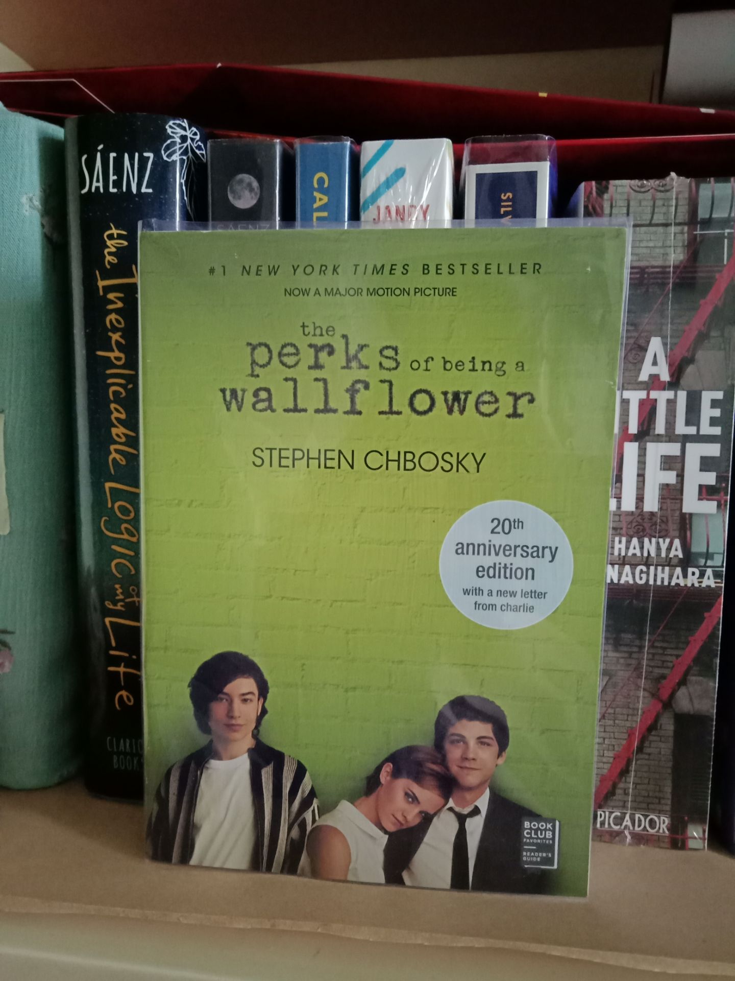giao hàng nhanh, đóng gói cẩn thận. sách mới tinh, còn nguyên seal, có điều giấy bên trong màu trắng tinh chứ không phải giấy hơi vàng như các quyển ngoại văn khác