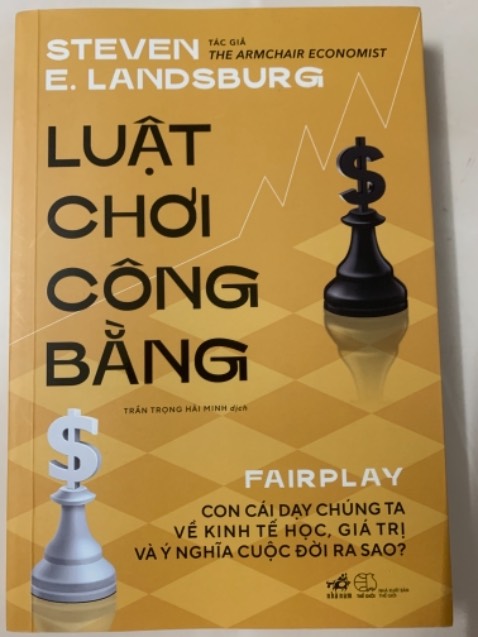 /tác giả là 1 giảng viên về ngành kinh tế học, thông qua cuộc trò chuyện của tác giả và cô con gái Cayley, mang lại rất nhiều thông tin hữu ích cho mình khi đọc cùng với lối hài hước. Với những ai thật sự am hiểu nhiều về kinh tế học thì Fairplay thật sự là 1 cuốn sách hay và đầy ấn tượng. 
Mình rất thích đặt hàng trên tiki ko bao giờ làm mình thất vọng.
