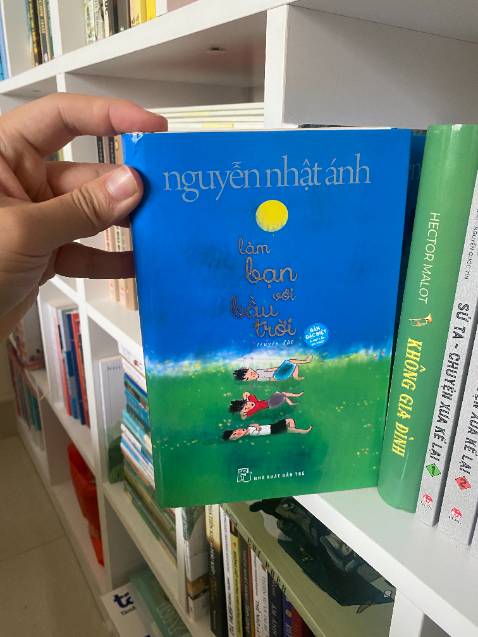 Một câu chuyện giản dị, chứa đầy bất ngờ cho tới trang cuối cùng. Và đẹp lộng lẫy, vì lòng vị tha và tình yêu thương, khiến mắt rưng rưng vì một nỗi mừng vui hân hoan. Cuốn sách như một đốm lửa thắp lên lòng khát khao sống tốt trên đời.

Viết về điều tốt đã không dễ, viết sao cho người đọc có thể đón nhận đầy cảm xúc tích cực, và muốn được hưởng, được làm những điều tốt dù nhỏ bé... mới thật là khó. Làm bạn với bầu trời của Nguyễn Nhật Ánh đã làm được điều này, anh đã “mô tả cái tốt thật đẹp để người ta yêu thích nó”, như anh từng phát biểu “... điểm mạnh của văn chương nằm ở khả năng thẩm thấu. Bằng hình thức đặc thù của mình, văn chương góp phần mài sắc các ý niệm đạo đức nơi người đọc một cách vô hình. Bồi đắp tâm hồn và nhân cách một cách âm thầm và bền bỉ, đó là chức năng gốc rễ của văn chương, đặc biệt là văn chương viết cho thanh thiếu niên.”