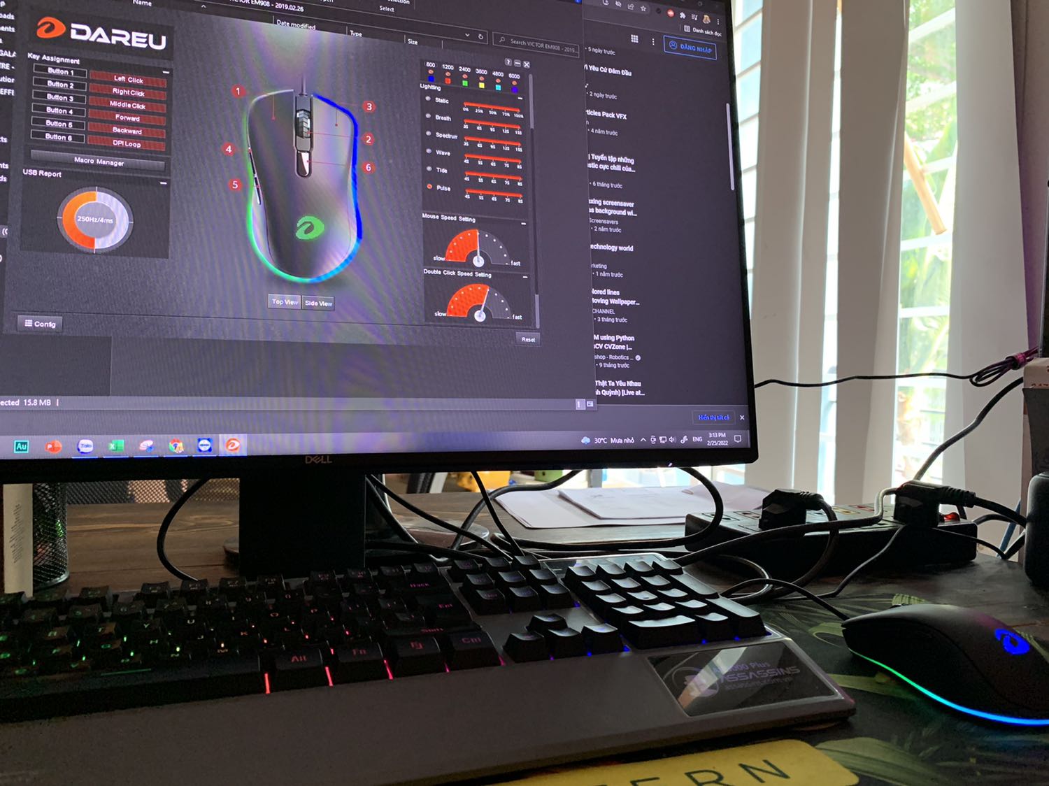 Chuột xài êm, khá ổn so với giá. Tuy nhiên vẫn có 2 khuyết điểm nhỏ chưa ưng lắm:
1. Dây khá cứng và nặng làm cho việc di chuột hơi khó khăn
2. Phải luôn mở ứng dụng driver trên desktop.

Về lâu dài chưa biết độ bền sao nhưng hiện tại đánh giá là tương đối ổn, đáng mua.