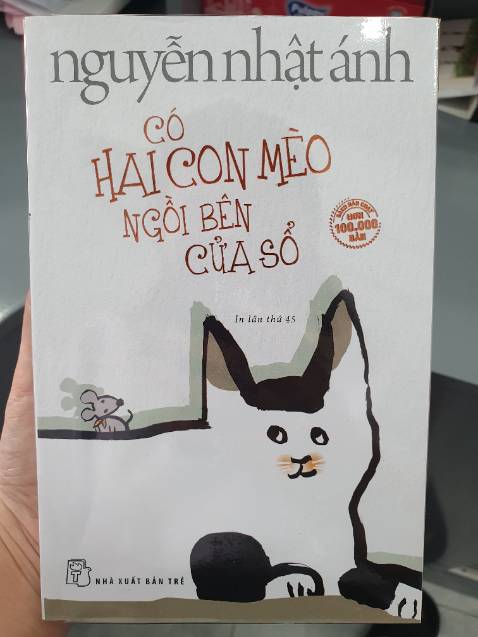 Tác giả lần nữa miêu tả, nhân hóa hình ảnh các con vật trở nên gần gũi, sống động. Cho người đọc cảm nhận rõ nét sự yên bình, bản tính và cả những nguy hiểm mà cuộc đời của một chú mèo, chuột, hay chim luôn phải đối mặt. Từ trước đến giờ, tôi cứ nghĩ cuộc sống chúng nhẹ nhàng và chẳng có gì liên quan mấy đến con người, nhưng sau khi đọc tác phẩm của NNA, tôi lúc nào cũng thấy mình thêm yêu động vật, và dần dà hiểu được nỗi lòng thầm kín, sâu xa của chúng.
- Nghe lòng mình nỗi nhớ lên rêu
- Giam chú trong nỗi sầu muộn và biến tim chú thành đầm lầy.
- Nhưng lời khen thốt ra từ miệng một con mèo vẫn rất giống một cơn mưa rào bất ngờ tắm xuống lòng nó.
- Từng phút một, câu chuyện của mèo Gấu tí tách rơi vào lòng chú chuột nhắt như những giọt buồn.
- Những khoảnh khắc đó, có dùng cả bầu trời xanh làm gàu cũng không tát cạn được nỗi buồn.
- Bao giờ cuộc sống cũng đi trước, ngôn ngữ lò dò theo sau. Ngôn ngữ bám lấy đời sống, *** liên quan sát, hễ thấy đời sống nảy ra sự kiện gì chưa từng có trước đó, ngôn ngữ mới nghĩ ra từ thích hợp để mô tả và gọi tên sự kiện đó.
Câu thơ " Có hai con mèo ngồi bên cửa sổ, một con đứng yên một con đổi chỗ" vừa theo nghĩa đen cừa theo nghĩa bóng. Chú mèo Gấu vẫn ở yên chờ ngày mèo Áo Hoa đến. Nhưng khi được gặp mặt, thì chú còn giữ nguyên vẹn tấm chân tình mình dành cho "mèo thương", riêng nàng đã "đổi chỗ" của mèo Gấu trong lòng nàng, không còn là duy nhất, cũng không còn cơ hội.