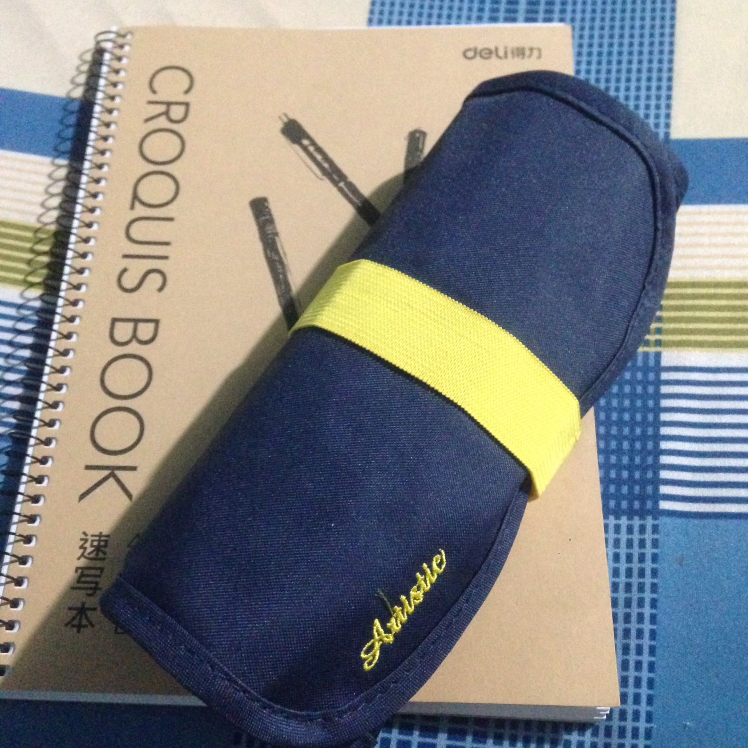 Bộ túi dụng cụ có đầy đủ các dụng cụ cần thiết rất phù hợp cho học sinh hoặc các bạn dân chuyên vẽ . Ngòi bút êm nhưng về phần dao mĩ thuật thì đối với mình do không phải dân chuyên vẽ nên hơi khó gọt  . Gôm đất sét rất thơm và vo tròn rất êm tay . Dao gọt giấy khá sắc nhưng nên sài đồ gọt bút để tiện dụng hơn . Về phần bao bì bên ngoài rất êm loại vải mềm mịn không bị xù vải đặc biệt dây có độ đàn hồi rất dễ sử dụng .