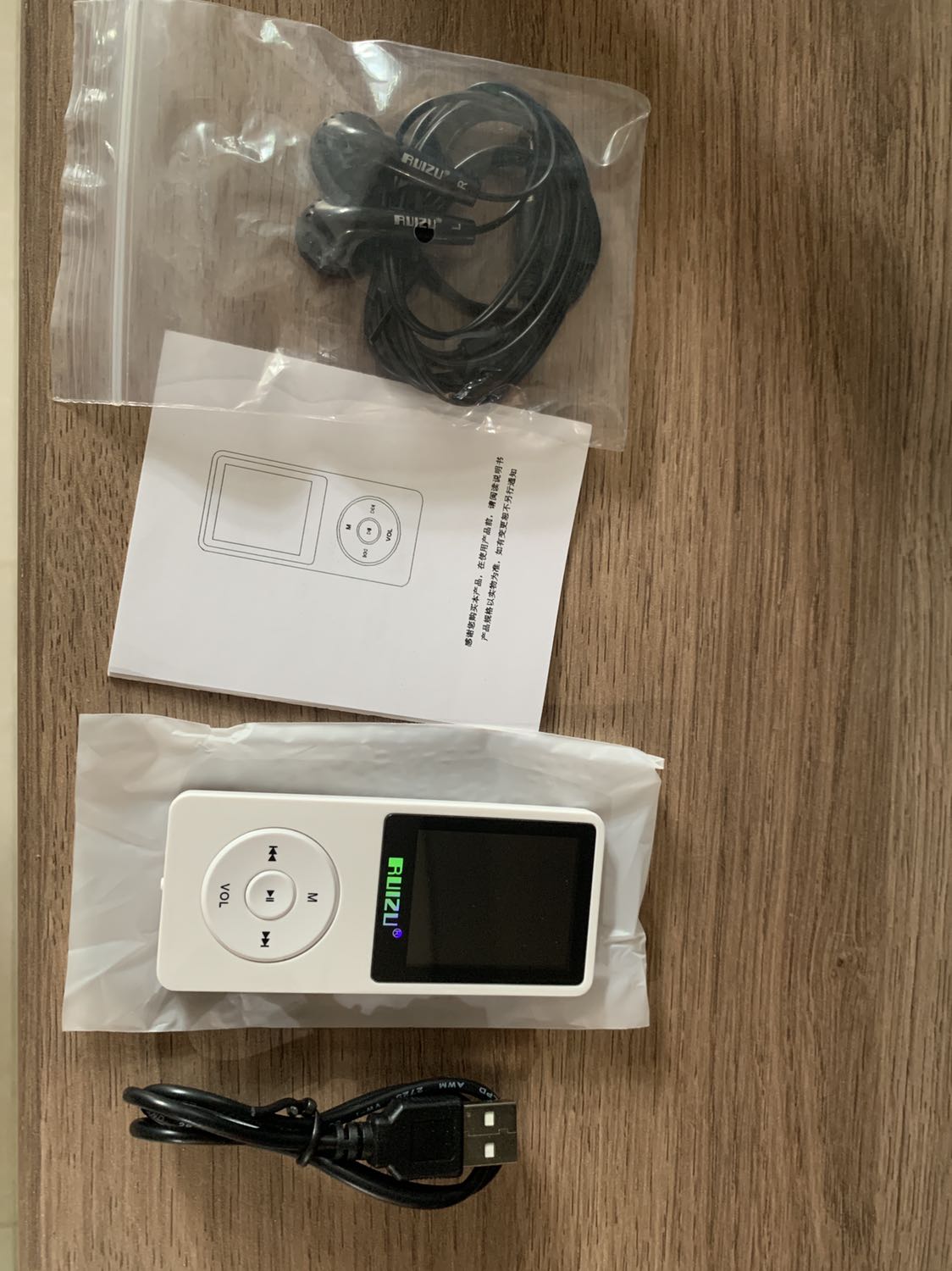 Ổn trong tầm giá nha. Cách sử dụng phím bấm hơi lạ, sử dụng một lúc mới quen đc. Máy nhỏ, vỏ nhựa, cài sẵn 2 bài để ***, có tai nghe đi kèm nhưng chắc phải sắm tai nghe khác :))