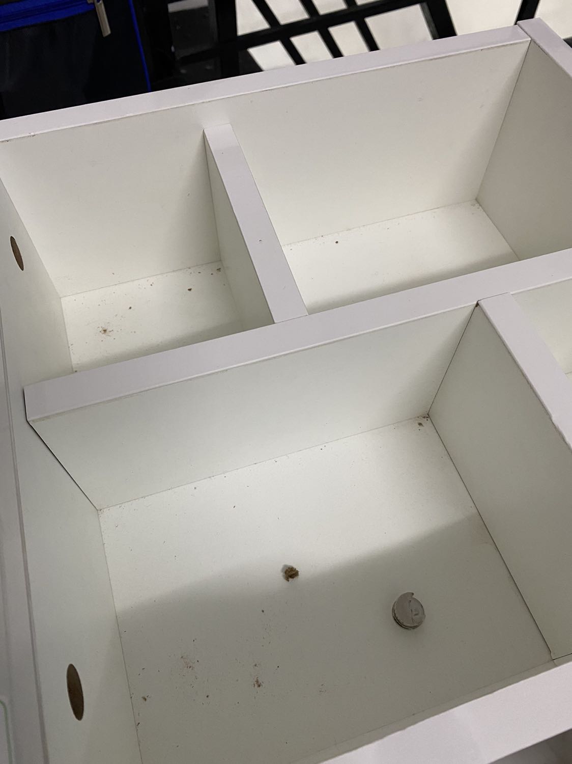 Lỗ khoan không đúng, xem clip và xem tờ giấy hướng dẫn phải lắp đi lắp lại nhiều lần tưởng mình sai nhưng thật ra do shop khoan sai. Lắp ráp thủ công rất mất thời gian và công sức, đau tay nữa nhưng gần hoàn thành mới thấy không đúng. Trải nghiệm hết sức tồi tệ. Tôi muốn trả hàng.