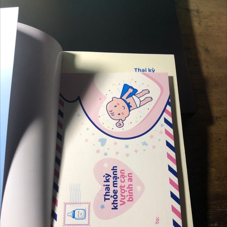 Sách nhìn đã thấy yêu rồi 🥰🥰 có cả một tấm thiệp dễ thương nữa, mua tặng ai thì có thể viết vào rất chi là dễ thương. 💗💗💗 so lovely