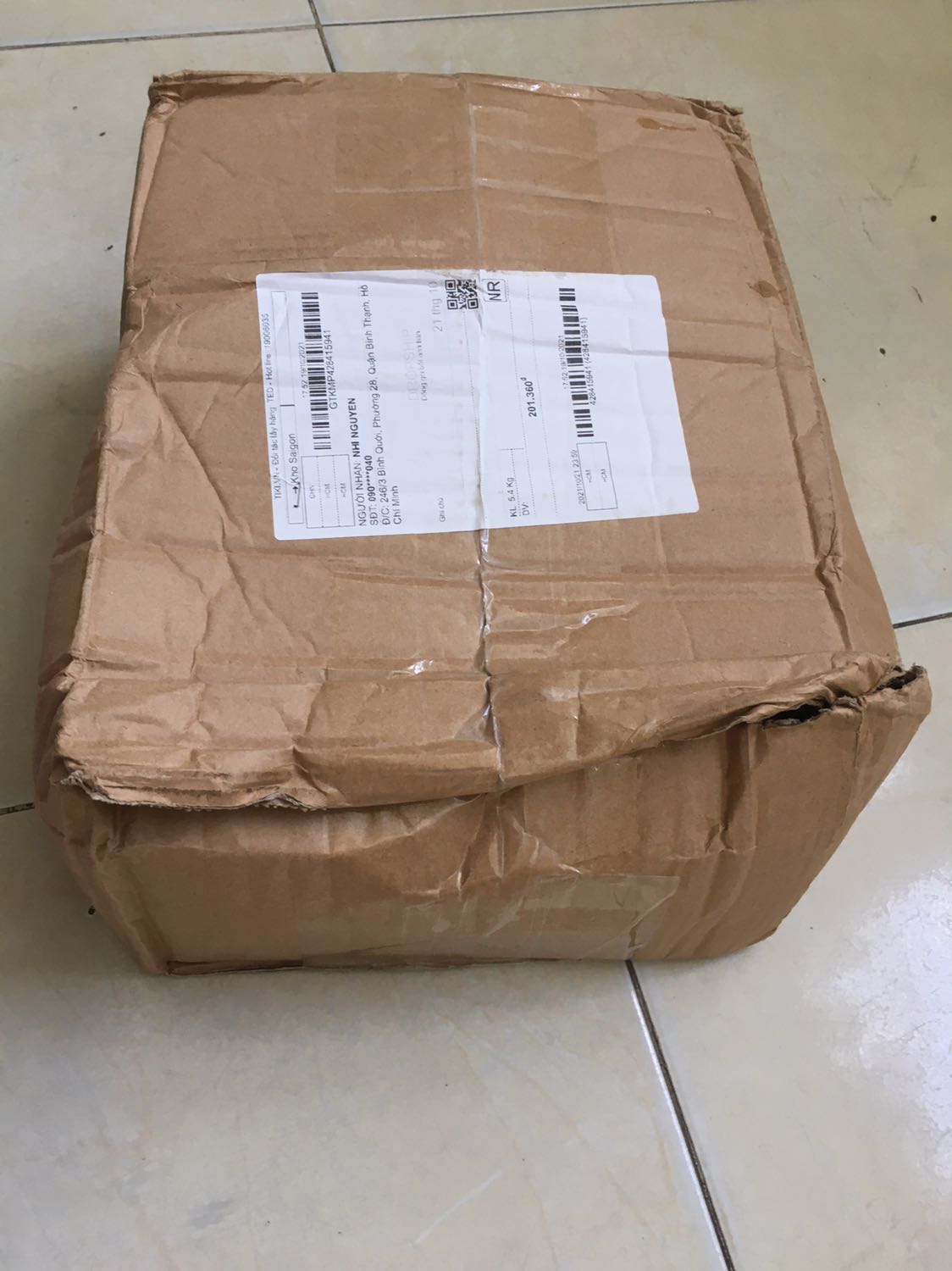 Hàng giao lâu, thùng hàng gói móp méo, xộc xệch. Hàng bên trong cũng rách gói giấy như hình. Mình cảm thấy tiki và thiên long ko tôn trọng khách hàng khi bán những sp như vậy cho khách.
Từ ngày 1/10 thì tất cả các gói hàng mình nhận từ tiki đều móp méo như vậy, có hàng còn bị hỏng nữa, tiki nên khắc phục việc này Hàng giao lâu, thùng hàng gói móp méo, xộc xệch. Hàng bên trong cũng rách gói giấy như hình. Mình cảm thấy tiki và thiên long ko tôn trọng khách hàng khi bán những sp như vậy cho khách.
Từ ngày 1/10 thì tất cả các gói hàng mình nhận từ tiki đều móp méo như vậy, có hàng còn bị hỏng nữa, tiki nên khắc phục việc này