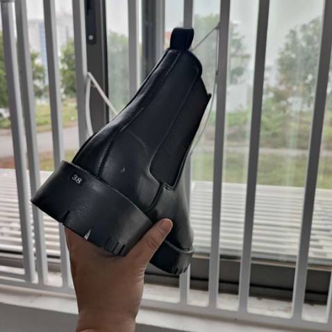 Mua giùm cho anh , nhưng thấy rất đẹp và thích , giày chắt chắn , okela luôn 
Nên mua nha mọi ngừ