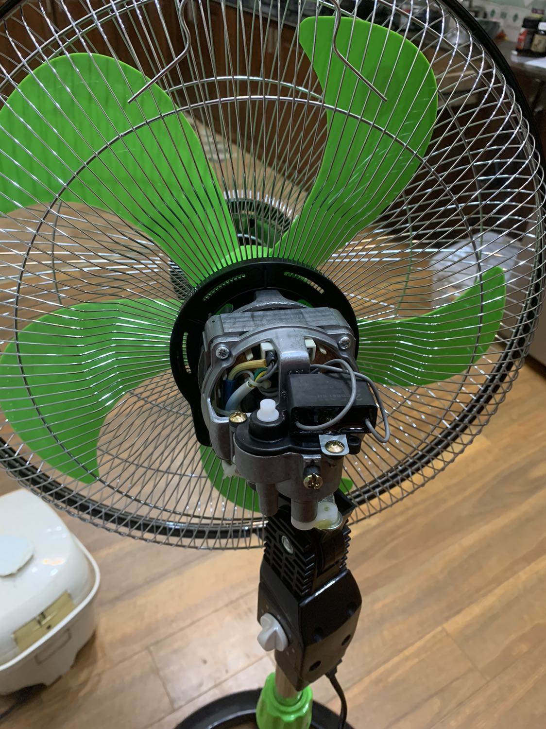 Chào shop, mình đã nhận được quạt rồi, rất đẹp và ưng. Chỉ có 1 điều mình sơ xuất ko quay lại luc bóc hàng, khi lắp quạt thì cái hộp đằng sau đã bị vỡ  bên trong, nên giờ ko lắp vào được nữa. Mình phải làm sao đây?