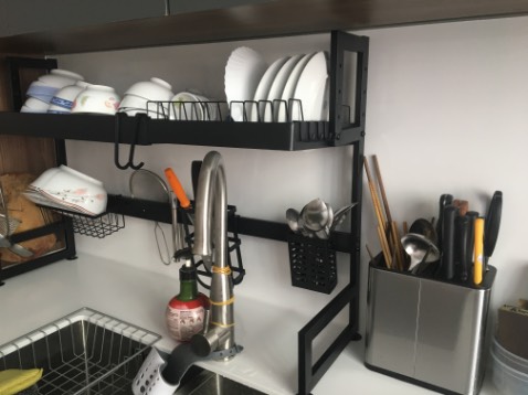 Kệ đẹp rất ưng , chắc chắn nhưng nên làm thấp hơn 1 chút giữa chỗ từ dứơi chân lên chỗ để chén bát