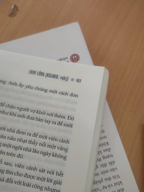 Quyển này là sách cũ đã được sử dụng, bằng chứng là bìa hư hại nhiều, không còn mới, trong sách dấu tay lật mép cũng rất rõ
Mình vô cùng thất vọng với quyển sách mà mình rất yêu thích mong được đổi lại quyển sách này, nếu dược thì mình sẽ vui lòng gỡ đi bình luận xác đáng này