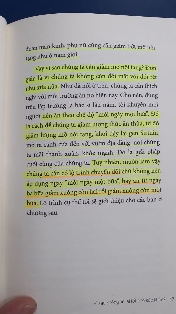 Một quyển sách rất bổ ích, áp dụng theo hướng dẫn của sách, tôi đã giảm được 4kg trong 10 ngày, từ 74kg xuống còn 70kg, có nằm mơ tôi cũng không nghĩ mình đã giảm được nhiêu đó, và chắc chắn còn sẽ giảm nữa vì tôi mới áp dụng chỉ 10 ngày.
Trước đây tôi dùng đủ cách giảm cân nhưng không trụ được bao lâu, tập thể hình thì sau đó ăn nhiều hơn, lại mập hơn, bỏ bữa thì được vài ngày rồi chịu không nổi, lại ăn nhiều hơn. Chơi bóng bàn, bơi lội thường xuyên thì chỉ giữ cân chứ ko giảm được.
Nhưng từ khi đọc được quyển sách này mọi thứ đã thay đổi, ngoài số cân đã giảm được, huyết áp đã về lại ngưỡng an toàn là 119/75 mmHg, trước đó thì lúc nào cũng ở ngưỡng trên cùng của bình thường, sắp vào tình trạng cao huyết áp là 132/90 mmHg