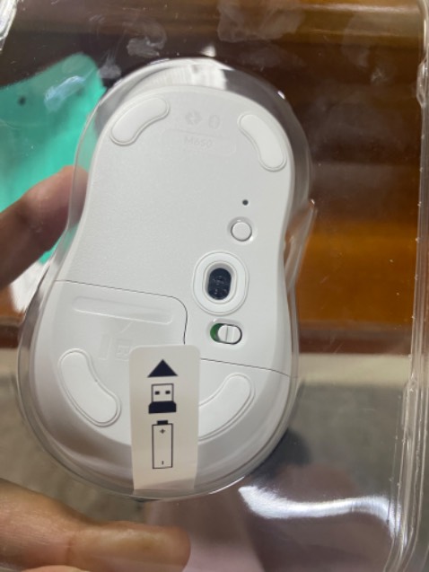 Chuột cầm chắc tay, màu đẹp kute. Lướt mượt. Có sẵn pin AA bên trong. Mình order hoả tốc vì ko có chuột xài ở công ty, nhận được hàng như đc cứu độ :)) thanks Tiki