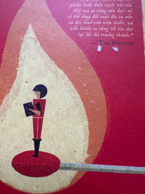 Sách tình trạng tệ, không hiểu sao băng keo dính nguyên từ bìa áo sang bìa cứng, bìa áo thì gấp nguyên vết như hình.