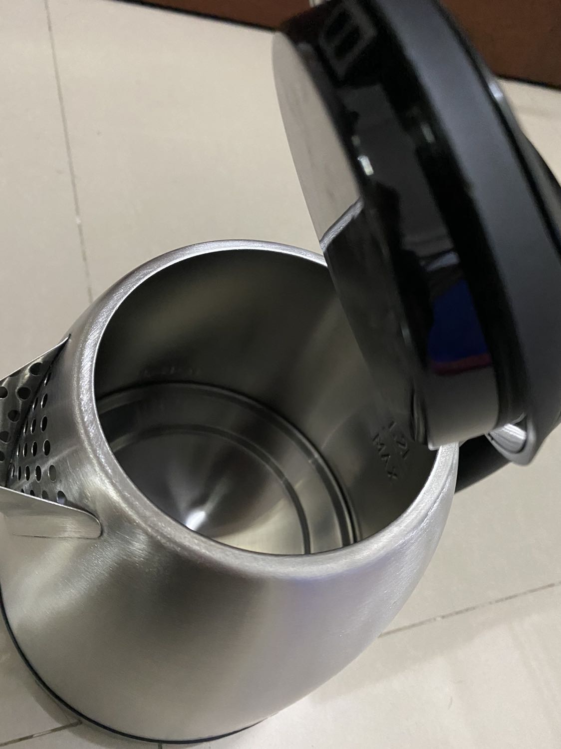 Ấm đẹp, chắc chắn, tuy nhiên nắp bên trong bằng nhựa chứ không phải inox như shop mô tả