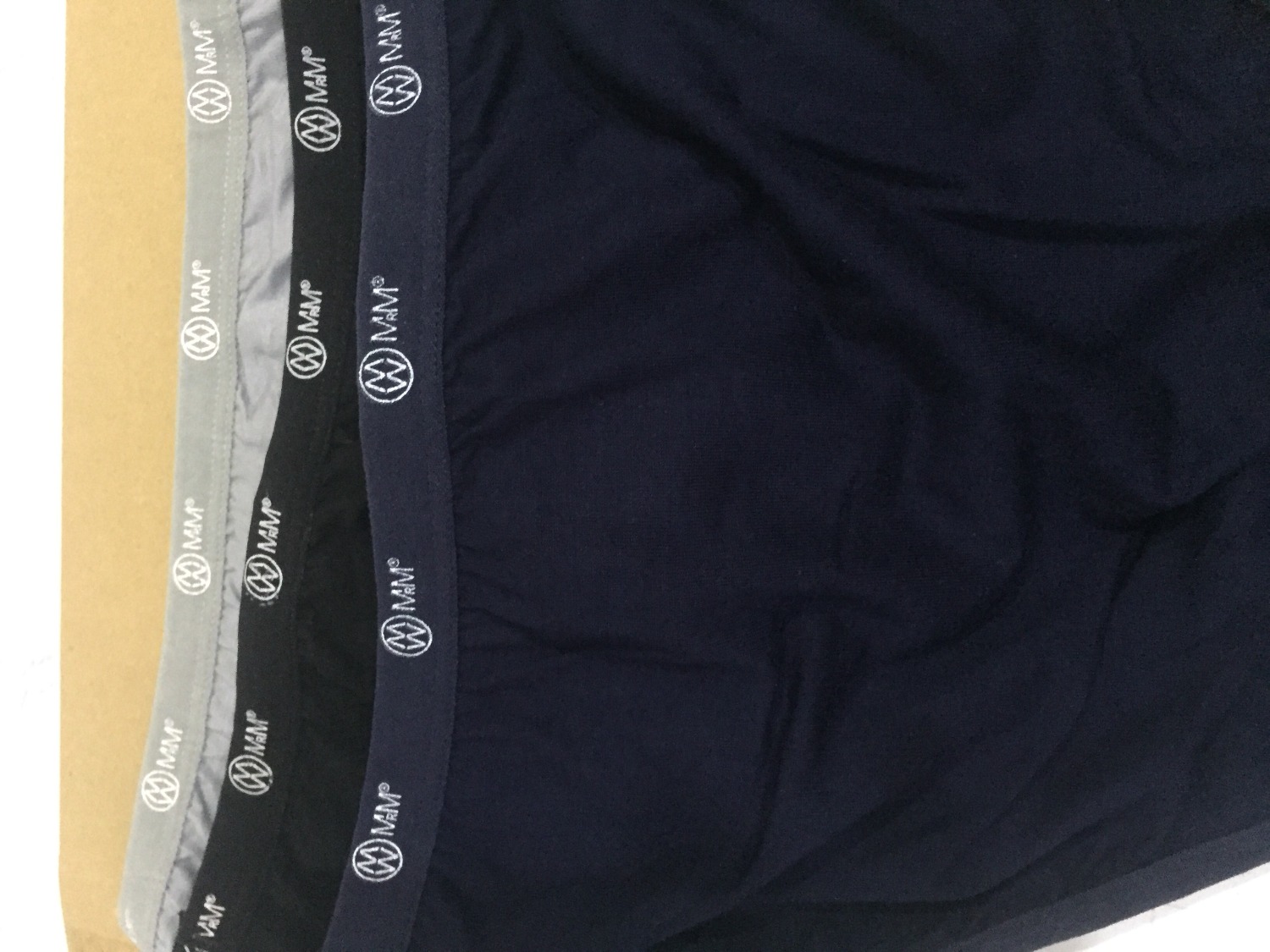 Đóng gói đẹp, 3 chiếc quần đựng trong hộp đẹp,có logo thương hiệu của hãng, rất chuyên nghiệp
- Giao nhanh, size đúng size M mình đặt.Mô tả sp Bamboo mềm mát, sờ thử chất vải thì mềm mát thật, nhưng hơi mỏng, ko biết mặc có bền không, cơ bản so với giá tiền thì rất phù hợp rồi.
- Cạp chun nhỏ, co zản tốt nên mặc cảm giác rất thoải mái dễ chịu, không bị hằn mông.
- Hàng giao nhanh hơn 1 ngày so với dự kiến, đôi khi làm mình hơi bị động trong việc nhận hàng, may có người quen ở nhà nhận cho.
Để mặc 1 thời gian, giặt đi xem có bị giãn hay nhăn ko, rồi đánh giá tiếp. 
Sp chính hãng chất lượng tốt thì sẽ ủng hộ tiếp.