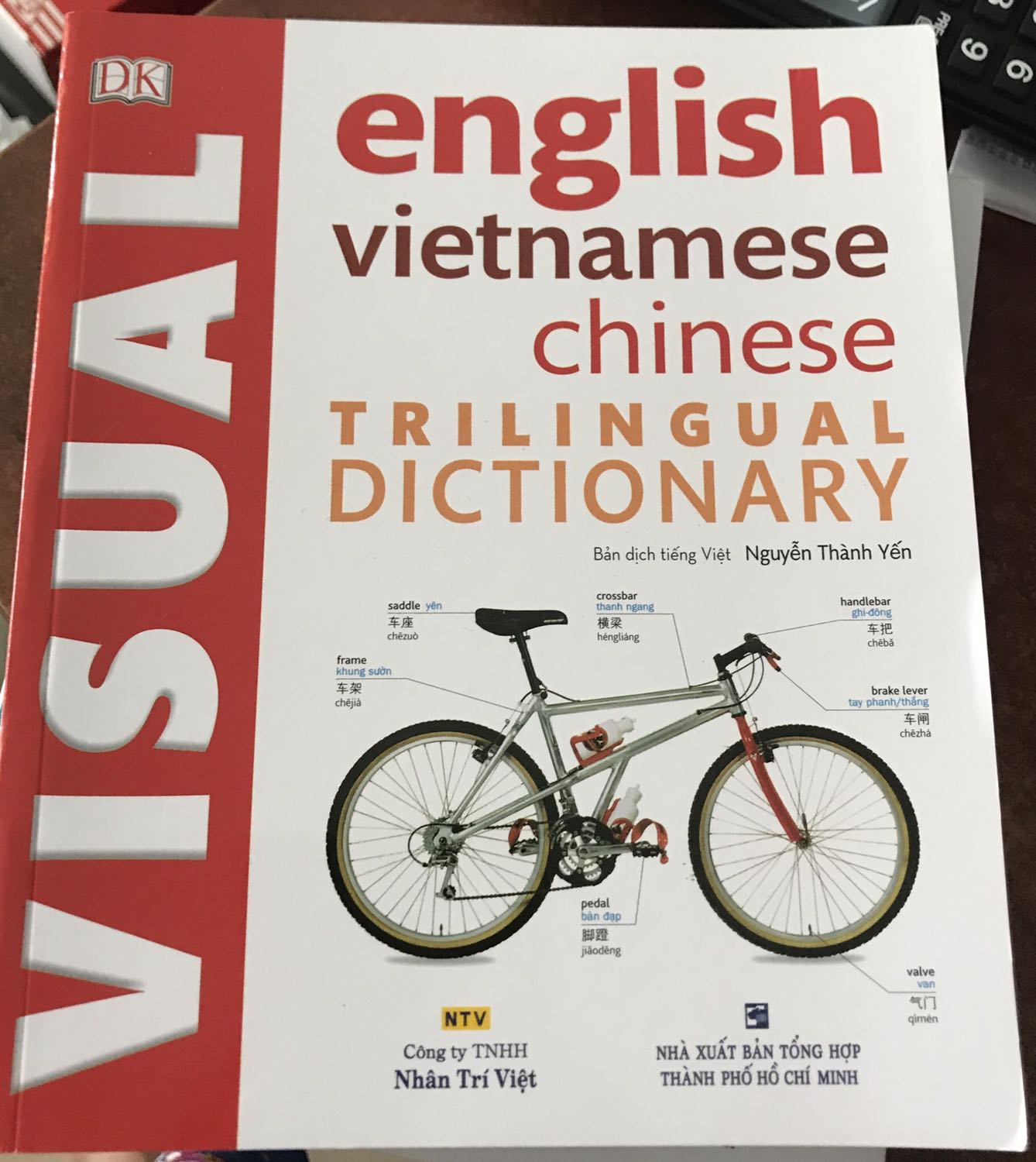 Một cuốn sách nên có trong tủ sách để cải thiện vốn từ vựng khi học ngoại ngữ. Mình rất thích phương pháp học trực quan như thế này. Mình đã mua một quyển tiếng Nhật và một quyển tiếng Trung. Sách khổ vừa phải, không cồng kềnh, dày vừa đủ và chất lượng giấy màu rất đẹp. Giá bìa 320k, mua trên TIKI được giảm.