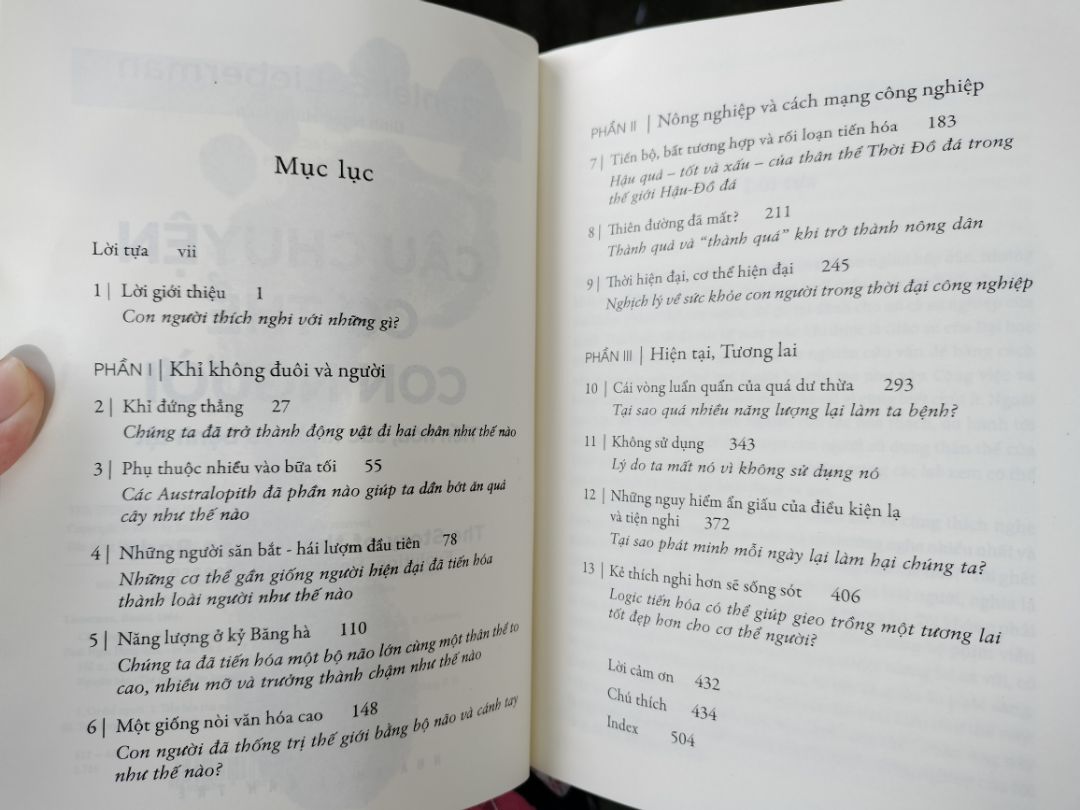 Sản phẩm thực ra về nhà nguyên vẹn nhưng do mình để ướt mưa nên em nó mới dính vệt loang như thế :') Về cuốn sách này, có thể nói là xem xét lịch sử tiến hoá của con người thông qua cơ thể của chúng ta và bệnh tật đi kèm. Rất đáng đọc để hiểu cơ thể mình, các bệnh lý thường gặp và biết cách chăm sóc bản thân mình hơn~ Tác giả viết có chọn lọc, dễ hiểu cho kẻ ngoại đạo như tớ và pha thêm chút hài hước, khiến cho quá trình đọc rất hứng thú, enjoyable.