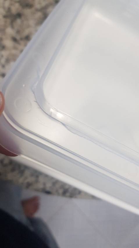 Chỗ nắp đậy thùng gạo có vết nứt .