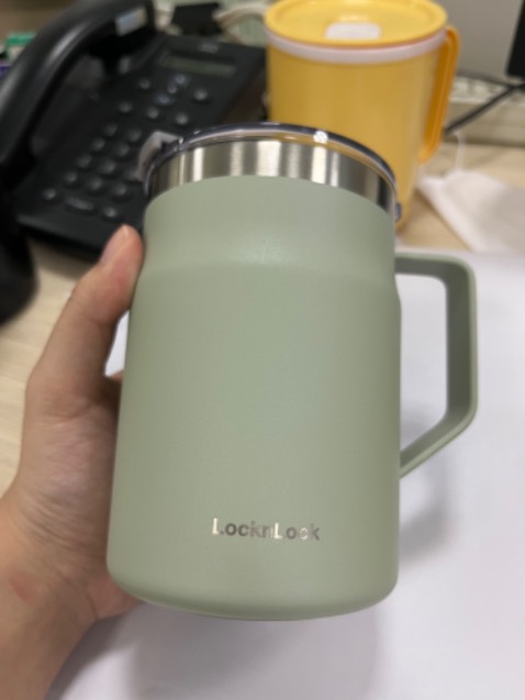 Sản phầm bị chary nước ở phần cắm ống hút dù đã đậy kín. Vậy nên bình này không phù hợp để đem nước từ nhà đến công ty. Giờ cũng không biết phải làm sao với cái ly này. mua cũng mắc mà không đáp ứng được nhu cầu đựng nước. Nghiêng là đổ.