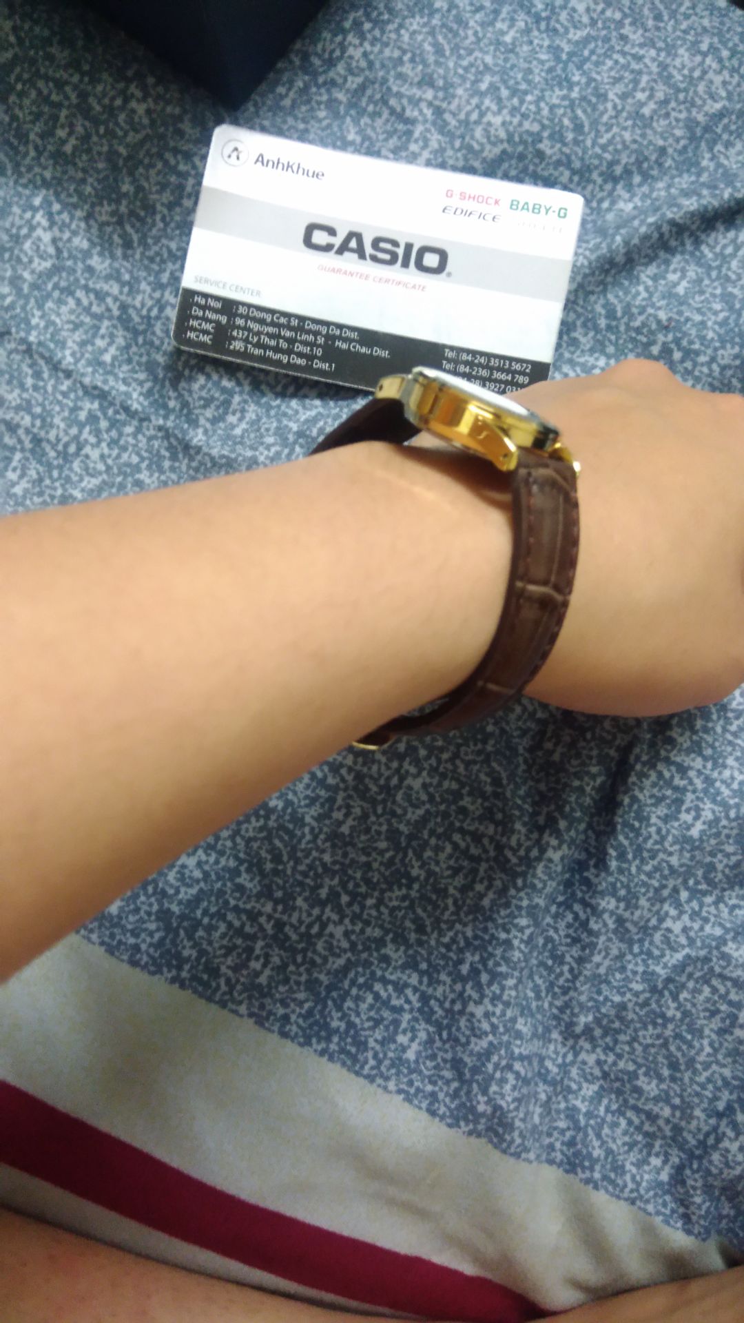 Đóng gói cẩn thận, đầy đủ phiếu bảo hành, bill, tem chống hàng giả. Nhược điểm: dây đeo cứng, ko ôm tay. Tương xứng với giá tiền.