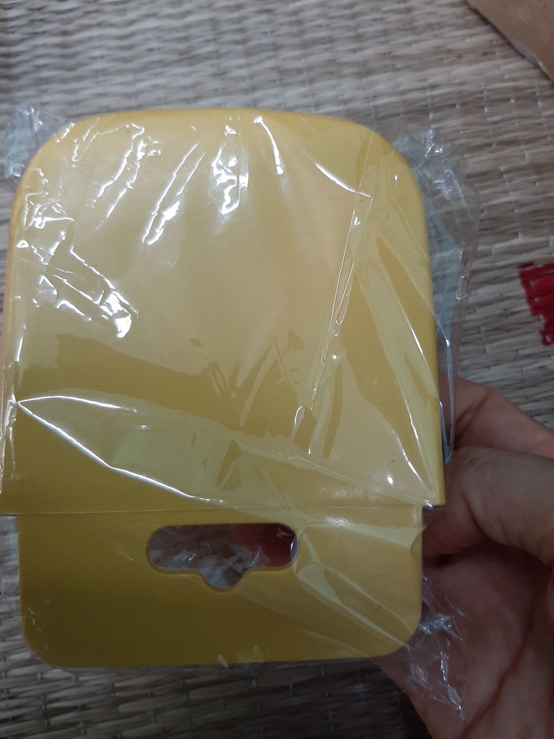 Sản phẩm như hình giới thiệu nhưng màu thì sặc sỡ quá. Màu này chỉ hợp với treo ở bếp thôi. Mình trừ shop 1* về màu...