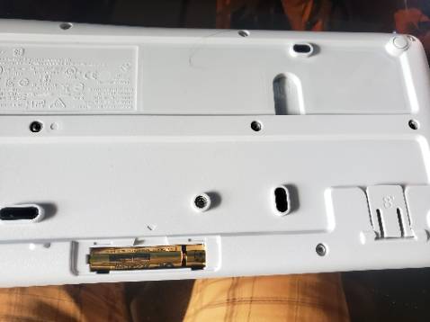 1. Bàn phím cứng cáp tương đôi chắc chắc, hoàn thiệt tốt
2. Đây không phải là bàn phím êm, nên nếu bạn nào muốn mua thì lựa chọn sản phẩm khác
3. Bàn phím sử dụng 2 cục pin đũa (tạm hài lòng về vấn đề này, cá nhân mình không thích sản phẩm sử dụng pin đũa máy, khó mua và khó kiếm pin)
4. Hiện tại cảm giác gõ mình chưa quen (do có thể mình thường xuyên gõ bằng bàn phím laptop) nên với sản phẩm này thấy còn lạ tay (mình mong là lạ tay, chứ sợ do layout bàn phím chưa tốt)
5. Tiki nên có hộp dài để đựng sản phẩm thay vì chỉ quấn lớp màn bọc bở bên ngoài hộp (ảnh hưởng đến mỹ quan sản phẩm, nếu tệ có thể hư hại)
Trên là một số ý kiến của mình để mọi người cân nhắc mua và sử dụng sản phẩm. Mình đính kèm thêm hình mọi người kham khảo 1. Bàn phím cứng cáp tương đôi chắc chắc, hoàn thiệt tốt
2. Đây không phải là bàn phím êm, nên nếu bạn nào muốn mua thì lựa chọn sản phẩm khác
3. Bàn phím sử dụng 2 cục pin đũa (tạm hài lòng về vấn đề này, cá nhân mình không thích sản phẩm sử dụng pin đũa máy, khó mua và khó kiếm pin)
4. Hiện tại cảm giác gõ mình chưa quen (do có thể mình thường xuyên gõ bằng bàn phím laptop) nên với sản phẩm này thấy còn lạ tay (mình mong là lạ tay, chứ sợ do layout bàn phím chưa tốt)
5. Tiki nên có hộp dài để đựng sản phẩm thay vì chỉ quấn lớp màn bọc bở bên ngoài hộp (ảnh hưởng đến mỹ quan sản phẩm, nếu tệ có thể hư hại)
Trên là một số ý kiến của mình để mọi người cân nhắc mua và sử dụng sản phẩm. Mình đính kèm thêm hình mọi người kham khảo