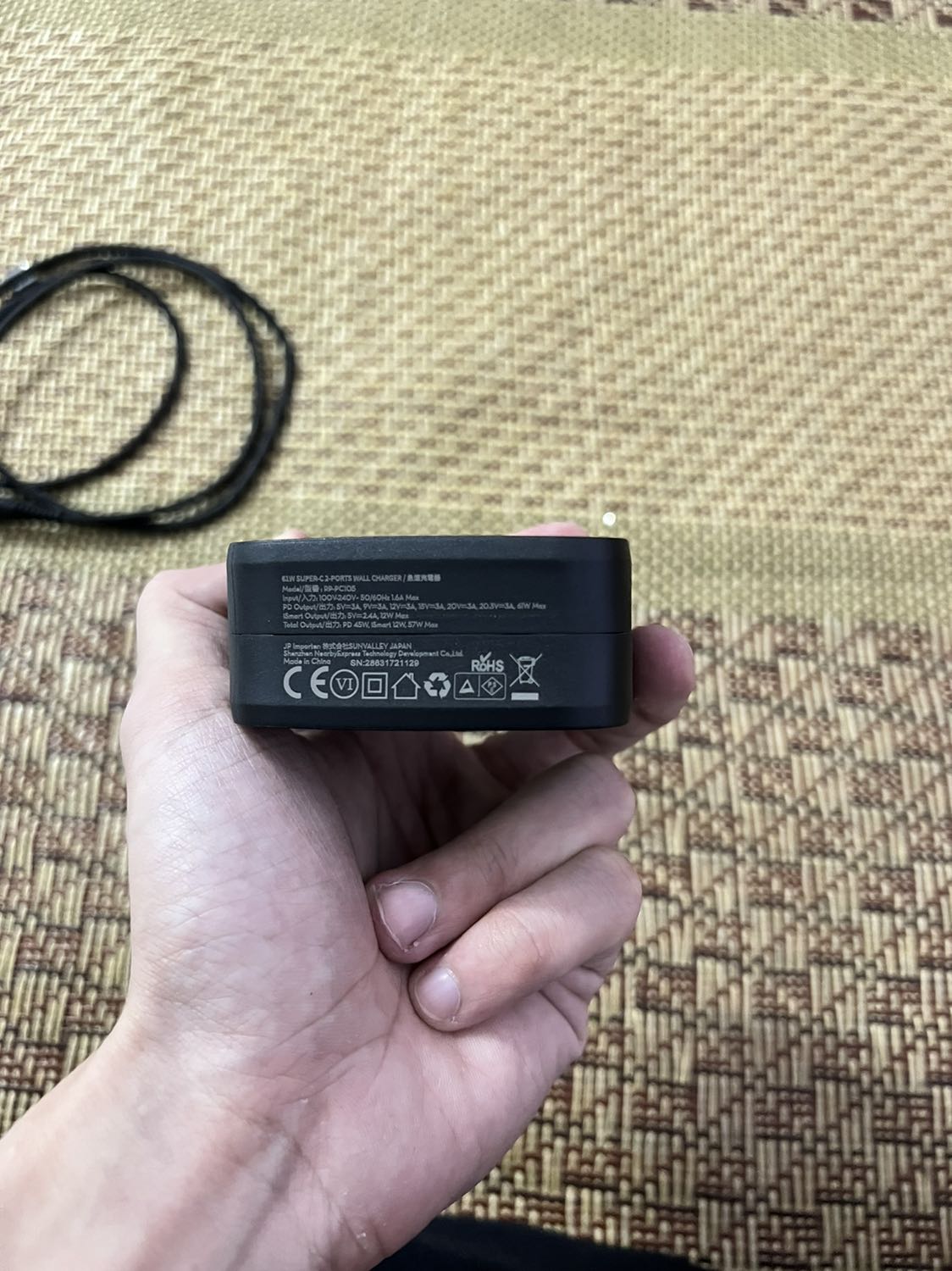 Hàng xịn, củ sạc đầm tay, không quá nặng, nhỏ gọn hơn củ sạc của Apple