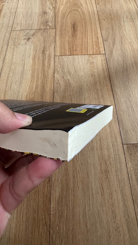 Bị móp góc, giao hàng không cẩn thận. Làm mất hết giá trị cuốn sách.