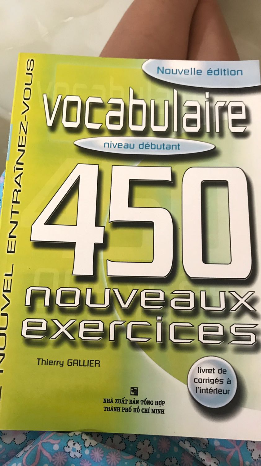 Vừa nhận được sách cầm là thích mê. Sách đẹp, bìa cứng. Khổ to hơn mình nghĩ nên có thể viết vào sách thoải mái mà ko phải căng mắt ra. Giá cũng tốt nữa. Hành trình làm quen với tiếng Pháp bắt đầu :)