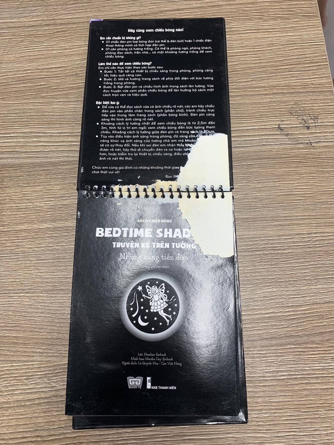 Sản phẩm nhìn như sách cũ, bên trong sách bị rách, có những trang bị dính vào nhau không mở ra được.
Điểm cộng duy nhất là chính sách CSKH của Tiki, sách đã được thu hồi vào ngày hôm sau, khi nào nhận được sách mới mình sẽ đánh giá lại.
