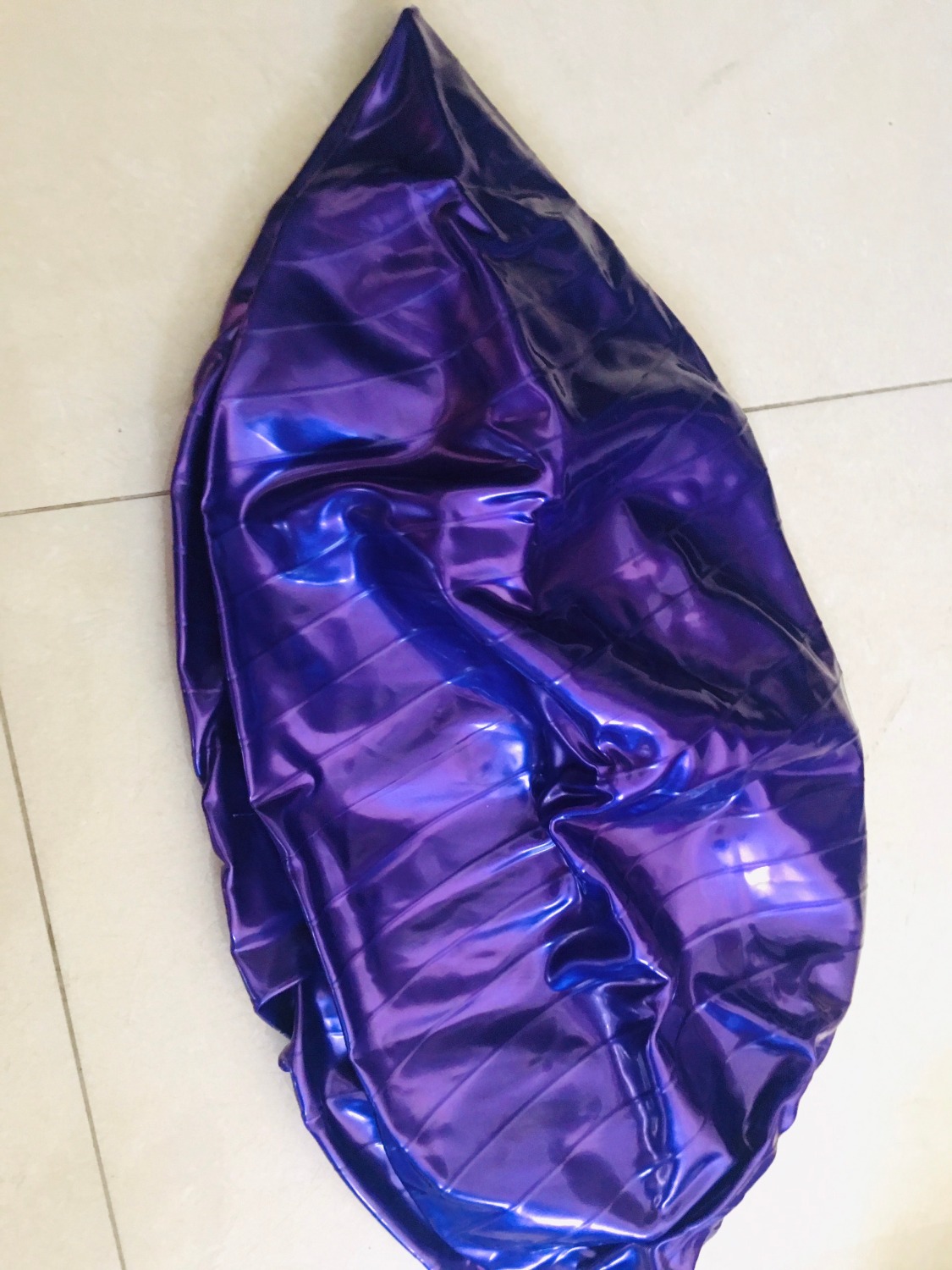 Da bóng khá dày, đàn hồi tốt, màu sắc tím ổn màu, ko bị dây, bị loang như hàng mua bên ko thương hiệu lần trước. bóng đúng chuẩn 75cm, đúng mô tả. cảm ơn midoctor